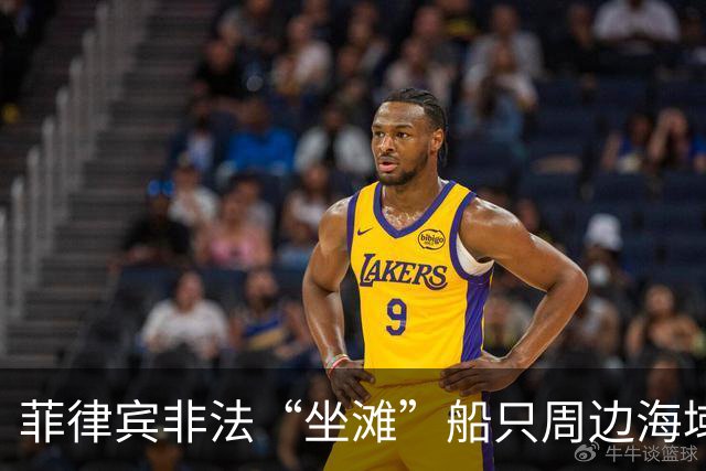 菲律宾非法“坐滩”船只周边海域出现大量垃圾，中国海警组织打捞