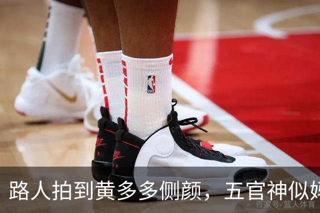 路人拍到黄多多侧颜，五官神似妈妈孙莉，还给爸爸黄磊当起了翻译